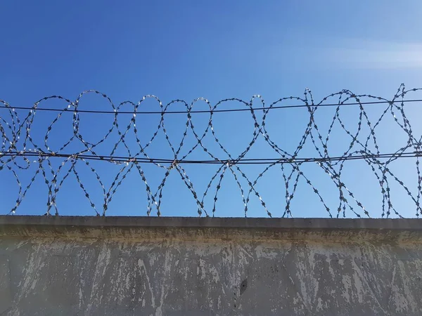 Metal Barbed Wire Stone Fence — Stock Photo, Image