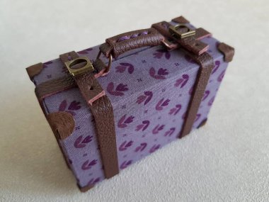 Bebekler için minyatür vintage valiz