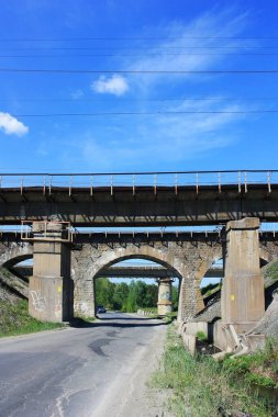 Yolun karşısındaki viyadük.