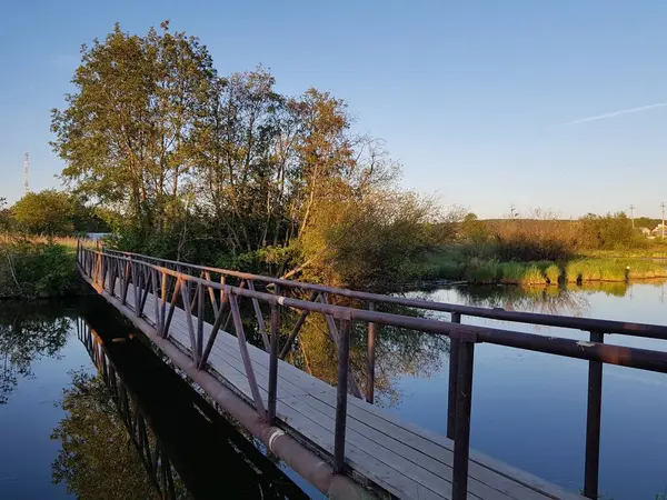 Ancien Pont Piétonnier Sur Rivière — Photo