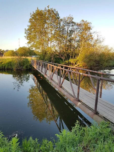 村の川に架かる古い歩道橋 — ストック写真