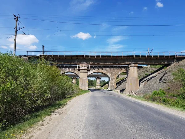 Viaduto Ferroviário Sobre Estrada — Fotografia de Stock