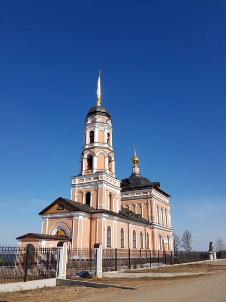 Orthodoxe Kerk Een Achtergrond Van Blauwe Lucht — Stockfoto