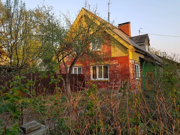 Oude Cottage Tussen Verwaarloosde Tuin — Stockfoto