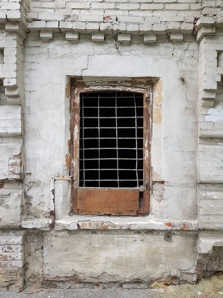 废弃房屋中的一个旧铁窗 — 图库照片