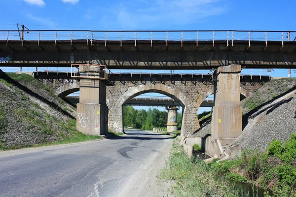 Железнодорожный Виадук Над Асфальтовой Дорогой — стоковое фото