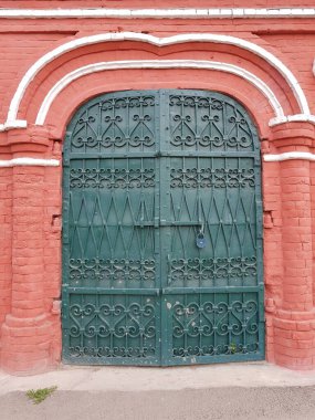 Duvardaki antika demir kapı.