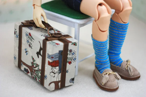 Лялька Тримає Мініатюрну Маріонеткову Валізу — стокове фото