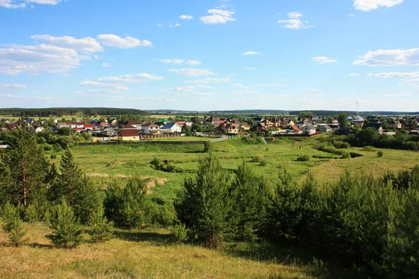 Yeşil Çayırlar Arasında Köy Evleri — Stok fotoğraf