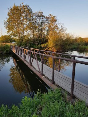 Nehrin üzerindeki eski yaya köprüsü.