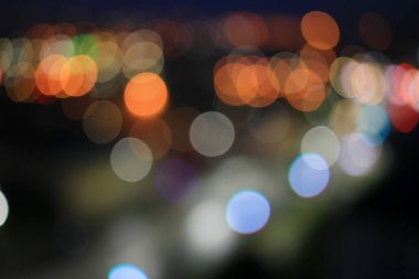 Gece şehrinin bulanık renkli ışıkları