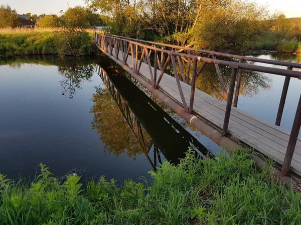 川を渡る古い歩道橋 — ストック写真
