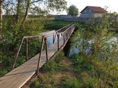 Nehrin üzerindeki eski yaya köprüsü.