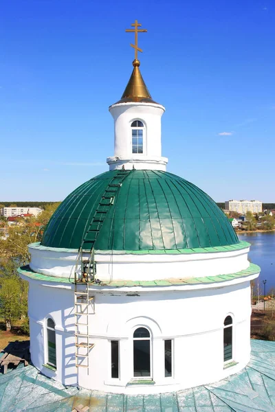 Orthodoxe Kirche Vor Blauem Himmel — Stockfoto