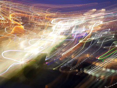 Gece şehrinin bulanık renkli ışıkları