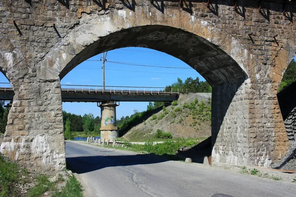 Старый Каменный Железнодорожный Мост Через Дорогу — стоковое фото