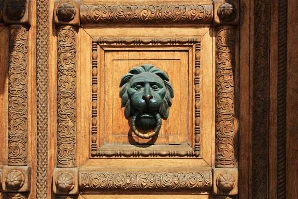 ライオンの頭の形をしたドアハンドル — ストック写真