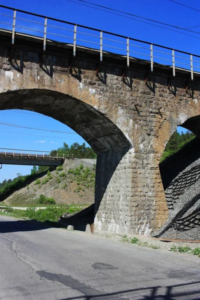 Παλιά Σιδηροδρομική Γέφυρα Περνά Πάνω Από Δρόμο — Φωτογραφία Αρχείου