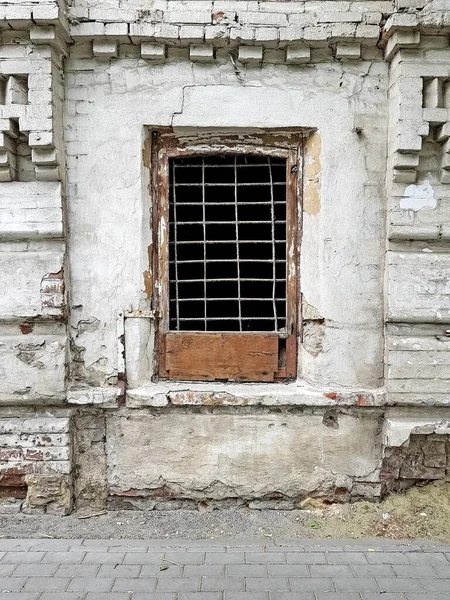 石头房子里有铁栅栏的旧窗户 — 图库照片