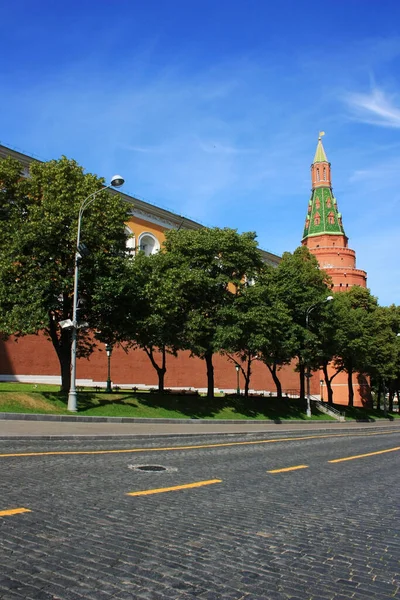 莫斯科克里姆林宫的红墙和塔楼 — 图库照片