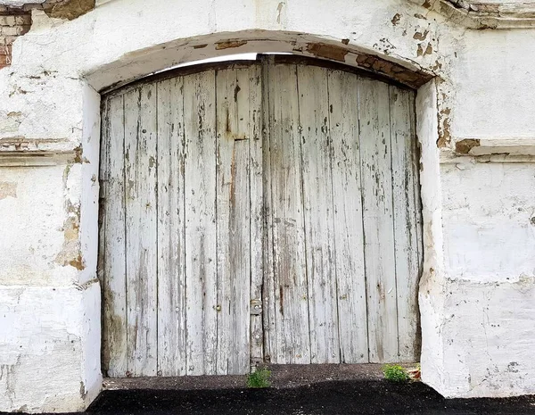 Kaliteli Ahşap Kapı Tuğla Duvarda — Stok fotoğraf