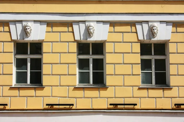Три Старинных Окна Каменном Доме — стоковое фото