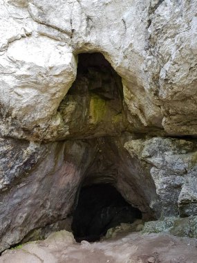 Tarih öncesi bir adamın taş mağara girişi.