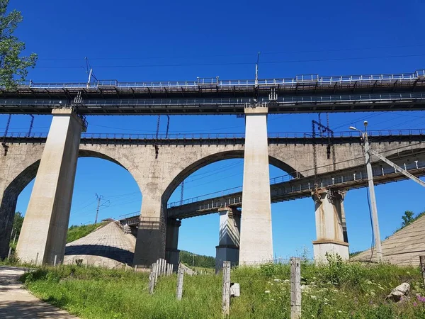 Ponte Ferroviária Velha Sobre Estrada — Fotografia de Stock