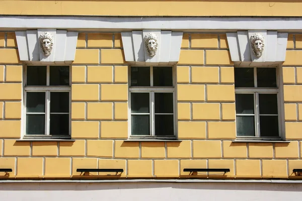 Tres Ventanas Madera Una Antigua Casa Piedra —  Fotos de Stock