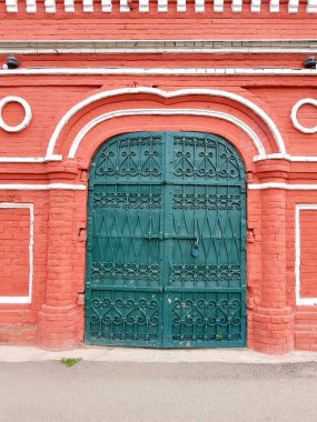 Taş bir evde antik demir bir kapı.