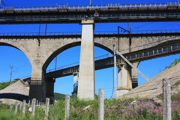 Ponte Ferroviária Velha Sobre Estrada — Fotografia de Stock
