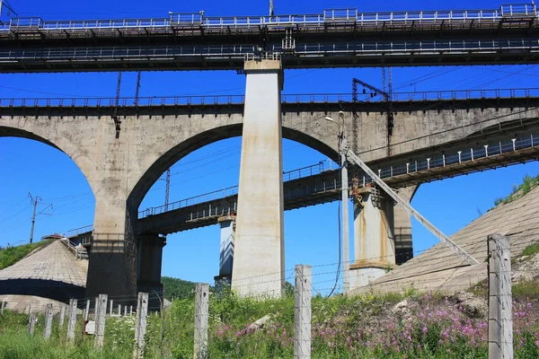 Vecchio Ponte Ferroviario Sulla Strada — Foto Stock