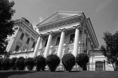 Sütunları olan eski bir taş bina.