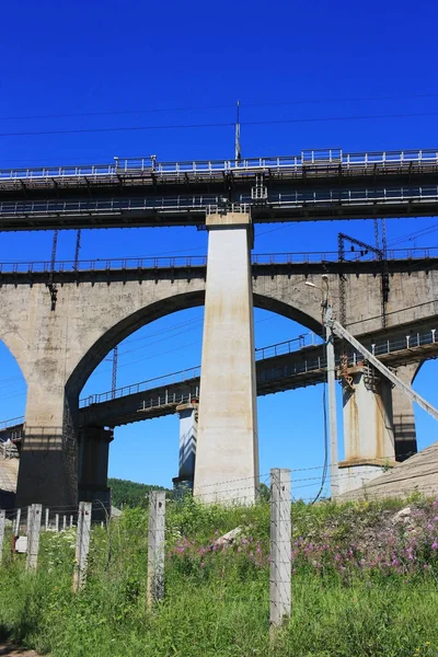 Vecchio Ponte Ferroviario Passa Sopra Strada — Foto Stock