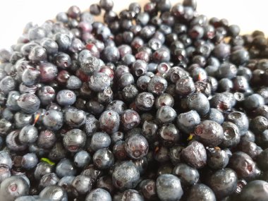 Frenk üzümüne su damlatıyor.