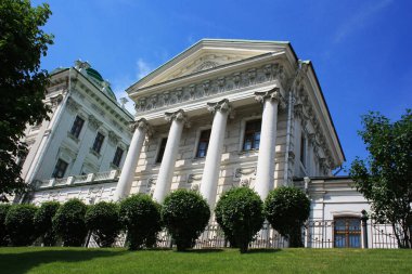 Kabartmalı eski bir taş bina.