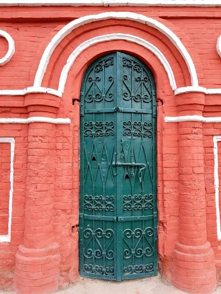 Puerta Antigua Hierro Una Pared Ladrillo — Foto de Stock