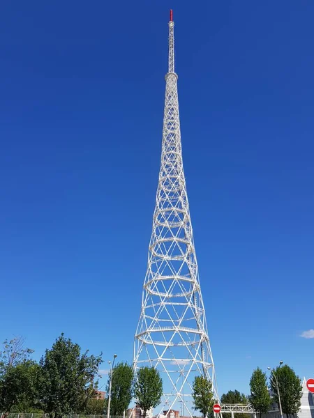 Buněčná Věž Proti Modré Obloze — Stock fotografie