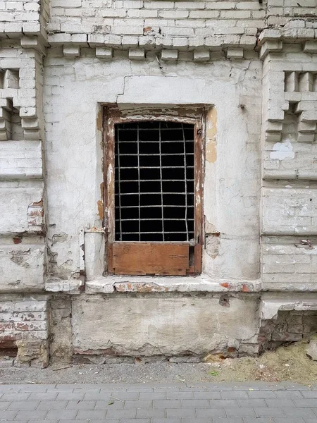 砖墙上的一个旧铁窗 — 图库照片