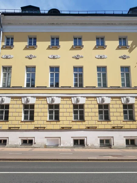 Kabartmalı antik taş bina.