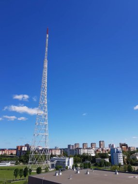 Mavi gökyüzüne karşı metal baz istasyonu