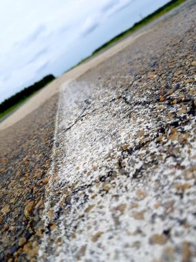 Asfalt yola beyaz işaretler uygulandı