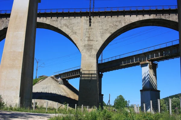 Старые Железнодорожные Мосты Через Дорогу — стоковое фото