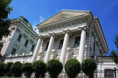 Sütunları olan antik taş bina