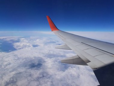 Mavi gökyüzünde kanat uçakları