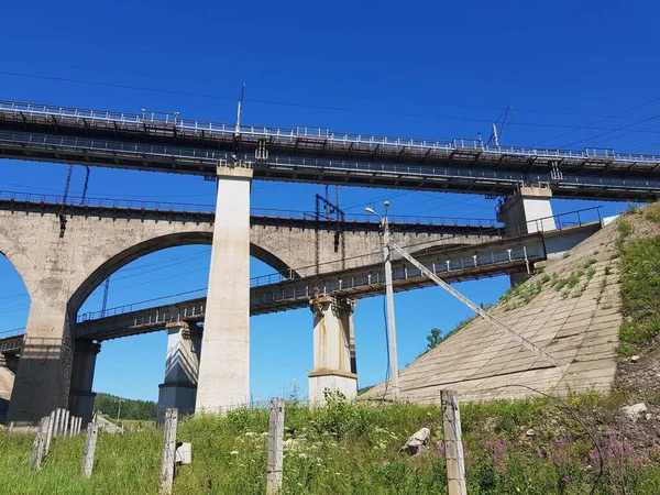 Velhas Pontes Ferroviárias Acima Solo — Fotografia de Stock