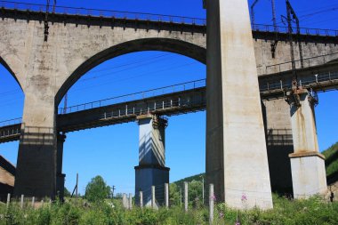 Yerin üstündeki eski demiryolu köprüleri