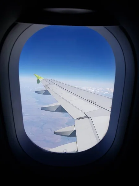 Der Flügel Des Flugzeugs Ist Fenster Sehen — Stockfoto