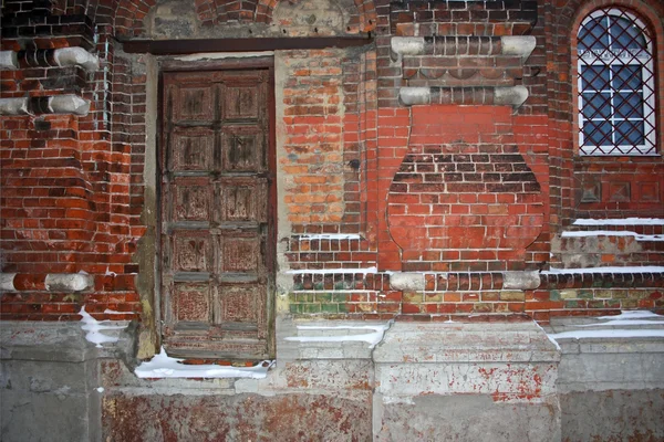 Vieille porte en bois dans un bâtiment en brique — Photo