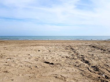 Boş kumsal Mavi gökyüzü ve beyaz bulutlar